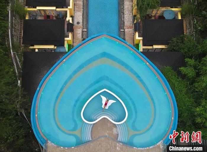 大型悬空泳池亮相广东龙门 拟挑战吉尼斯纪录
