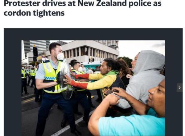 开车冲撞、喷射不明物质还丢大便！新西兰抗议者与警方冲突升级