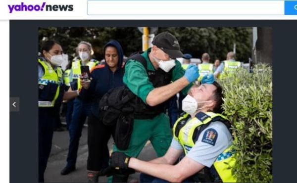 开车冲撞、喷射不明物质还丢大便！新西兰抗议者与警方冲突升级