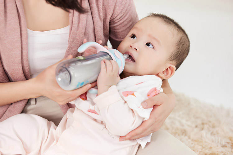 挑选适合宝宝的奶瓶，有这几道安全关，你知道吗？