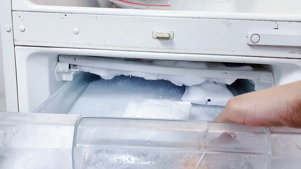 冰箱结冰时，不要铲也别敲，教你一个土方法，5分钟冰块全掉下