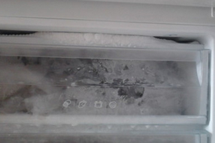冰箱里面为什么有霜 给冰箱除霜的方法