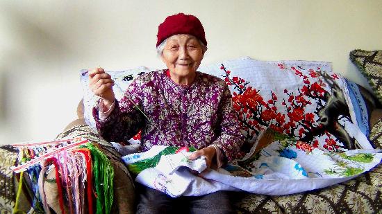 87岁太婆绣《家和万事兴》送子孙 每幅都栩栩如生